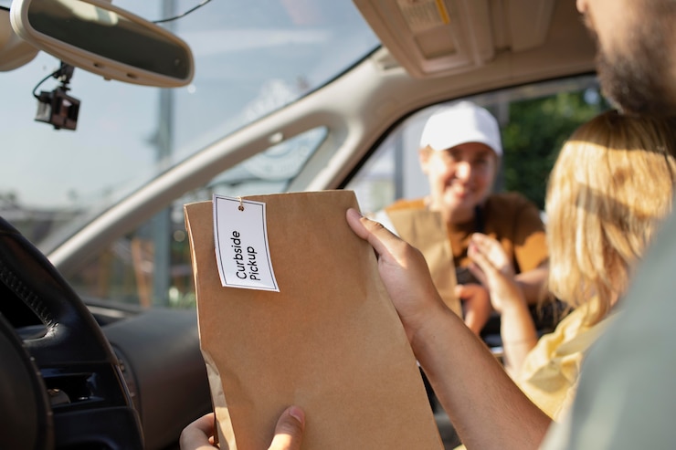 Foto gratuito persona che effettua un ordine a un cliente durante un ritiro a bordo strada