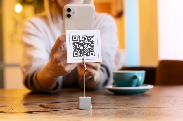 Persona che esegue la scansione del codice qr