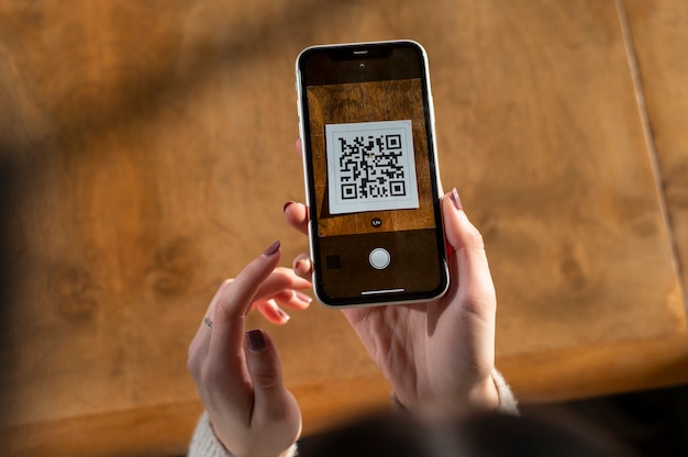 Persona che esegue la scansione del codice qr