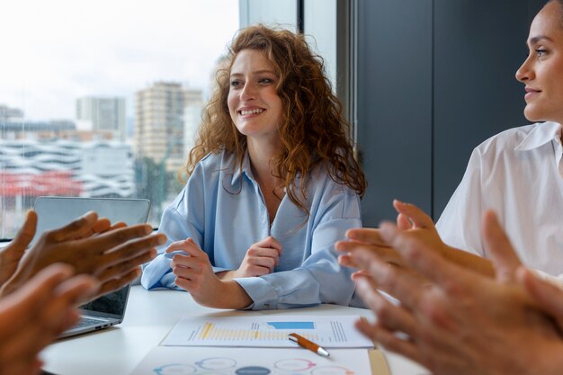 Persona che esprime apprezzamento ai propri compagni di lavoro