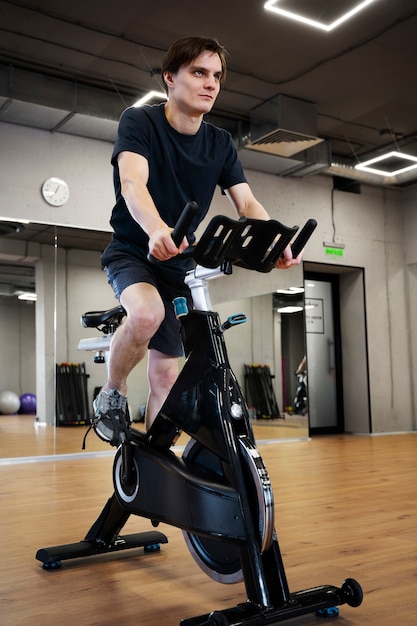 Persona che fa ciclismo indoor