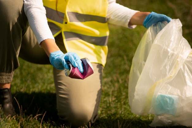 Persona che fa un servizio alla comunità raccogliendo spazzatura