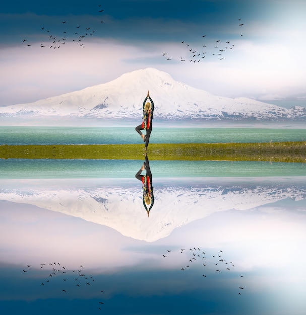 Persona che fa yoga con vista sul Monte Ararat