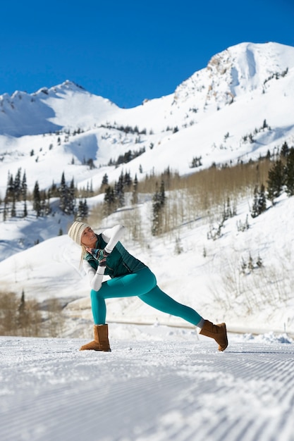 Persona che fa yoga in tempo freddo e invernale