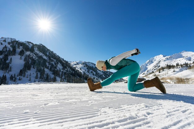 Persona che fa yoga in tempo freddo e invernale