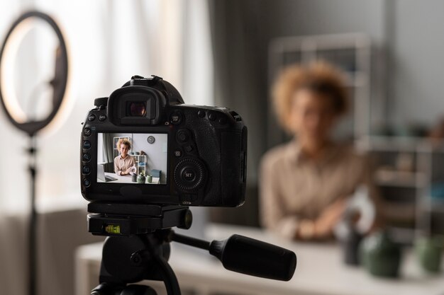 Persona che filma con la telecamera che organizza il live shop