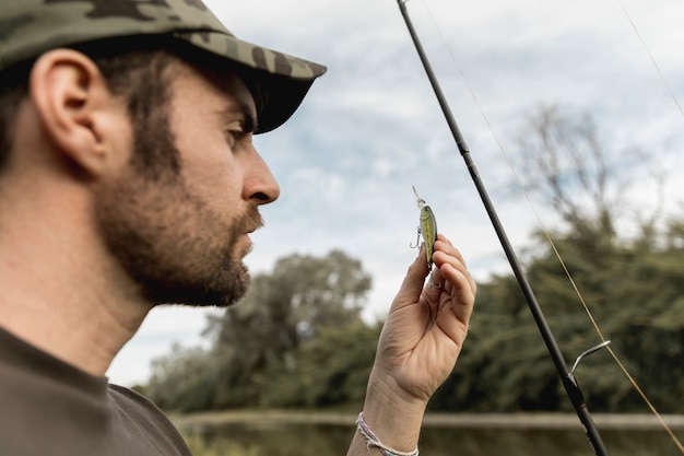 Persona che fissa un amo da pesca