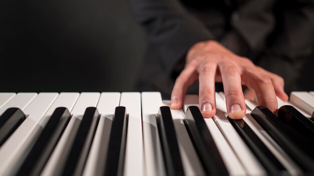 Persona che gioca il primo piano del piano digitale