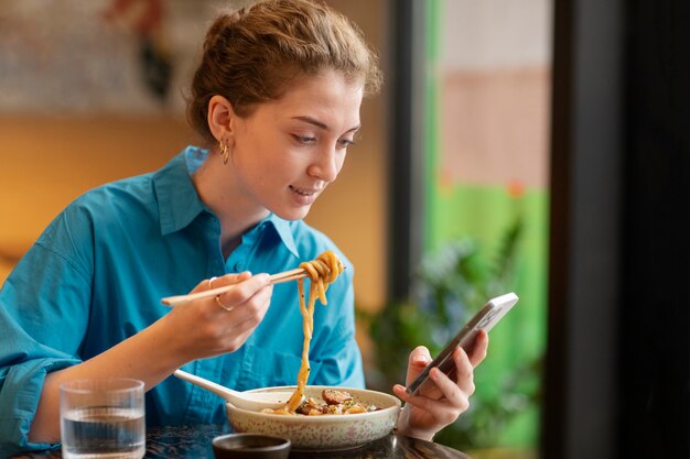 Persona che gode del cibo al ristorante