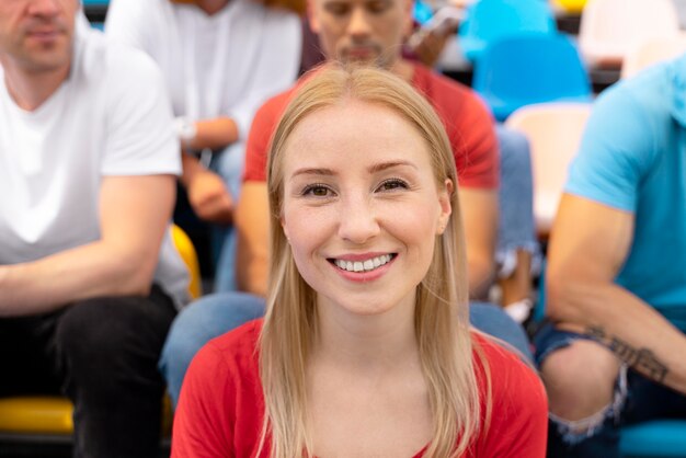 Persona che guarda una partita di calcio in una giornata di sole
