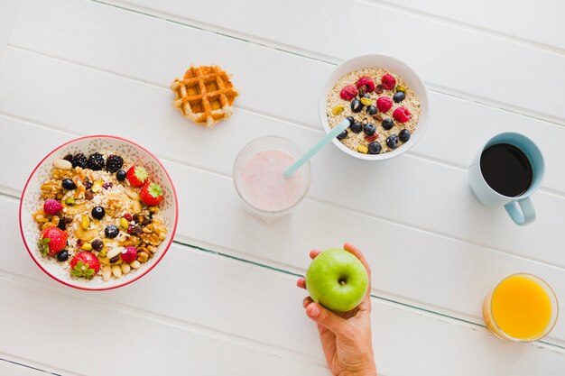 Persona che ha una sana colazione di riempimento