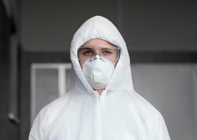 Persona che indossa un equipaggiamento protettivo contro un rischio biologico