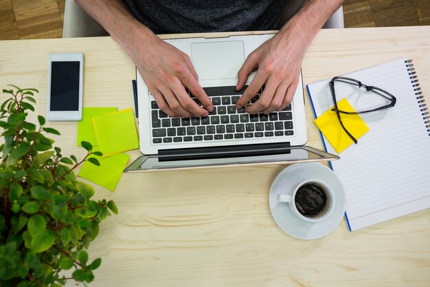 Persona che lavora con un computer portatile