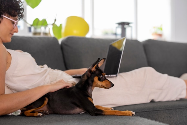 Persona che lavora da casa con un cane