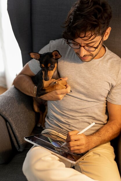 Persona che lavora da casa con un cane