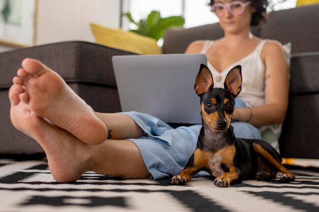 Persona che lavora da casa con un cane