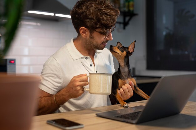 Persona che lavora da casa con un cane