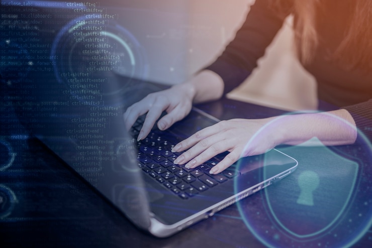 Foto gratuito persona che lavora html sul computer