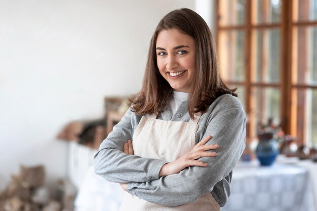 Persona che lavora in un laboratorio di ceramica