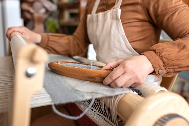 Persona che lavora in un laboratorio di ricamo