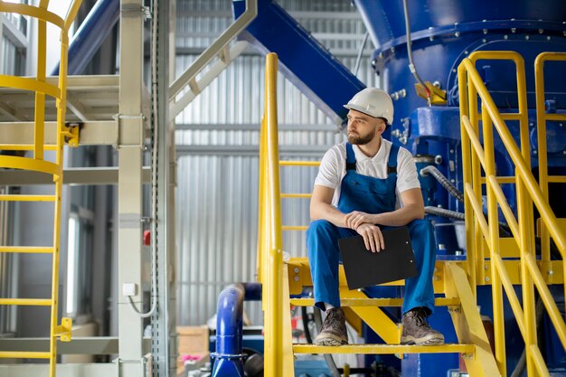 Persona che lavora nell'edilizia e nelle costruzioni