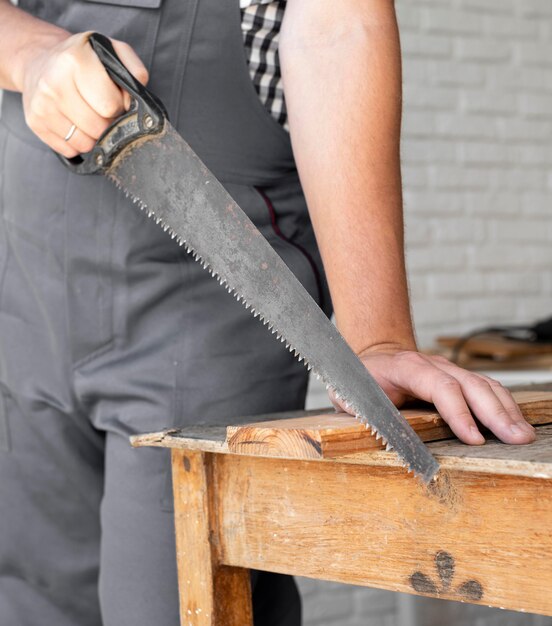 Persona che lavora sul primo piano di legno