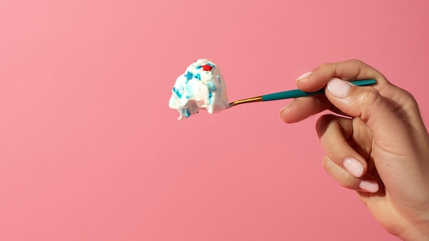 Persona che mangia un gelato delizioso