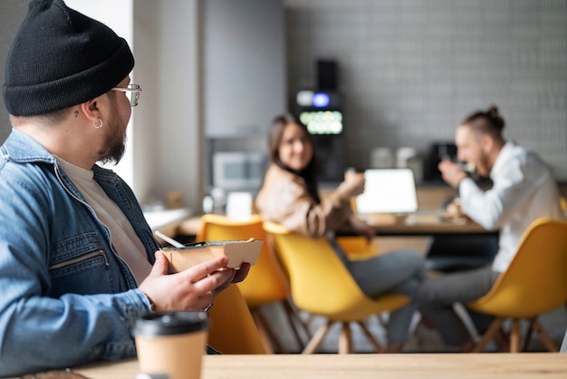 Persona che ottiene una pausa in ufficio