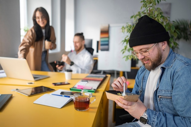 Persona che ottiene una pausa in ufficio