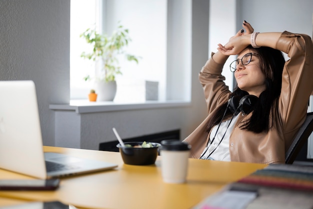 Persona che ottiene una pausa in ufficio