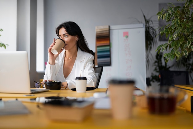 Persona che ottiene una pausa in ufficio