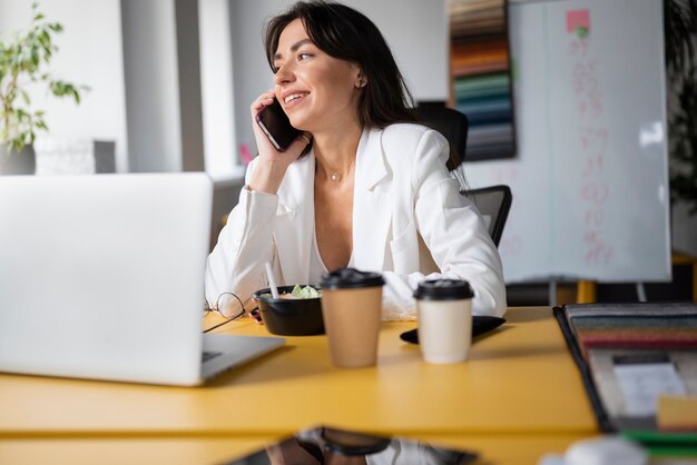 Persona che ottiene una pausa in ufficio