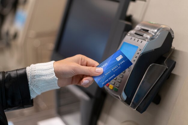 Persona che paga con la sua carta di credito