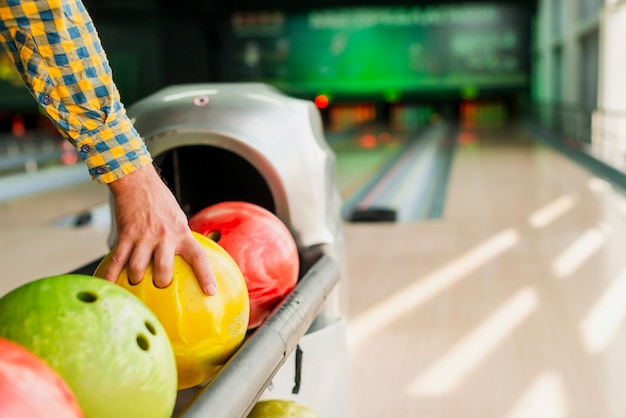 Persona che prende una palla da bowling