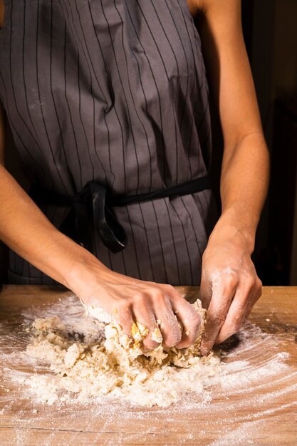 Persona che prepara la pasta con le mani