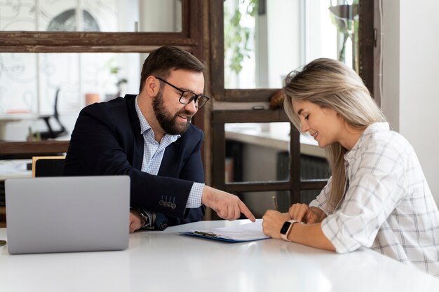 Persona che presenta le proprie dimissioni dal lavoro