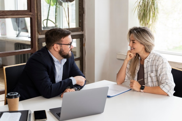 Persona che presenta le proprie dimissioni dal lavoro