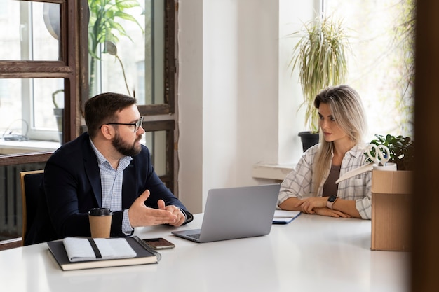 Persona che presenta le proprie dimissioni dal lavoro