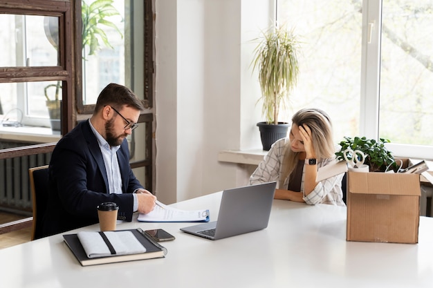 Persona che presenta le proprie dimissioni dal lavoro