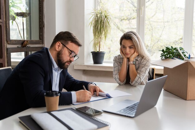 Persona che presenta le proprie dimissioni dal lavoro