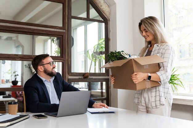 Persona che presenta le proprie dimissioni dal lavoro