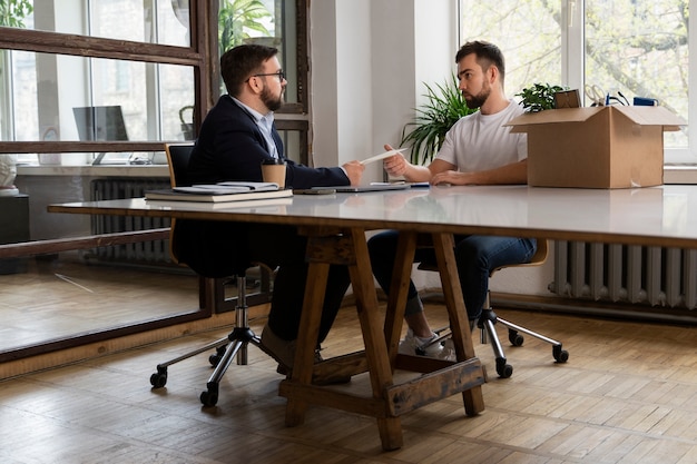 Persona che presenta le proprie dimissioni dal lavoro