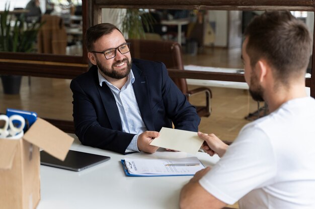 Persona che presenta le proprie dimissioni dal lavoro