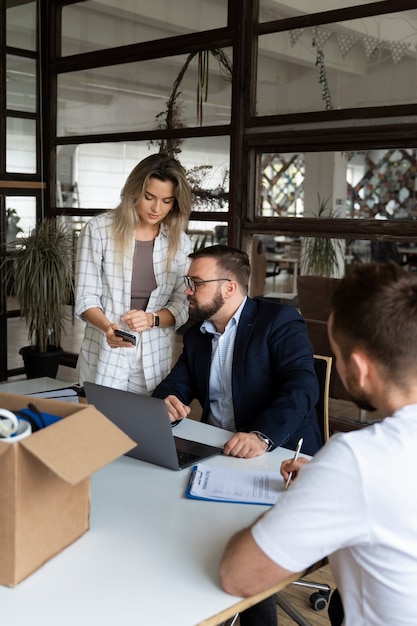 Persona che presenta le proprie dimissioni dal lavoro