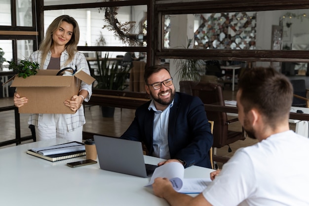 Persona che presenta le proprie dimissioni dal lavoro