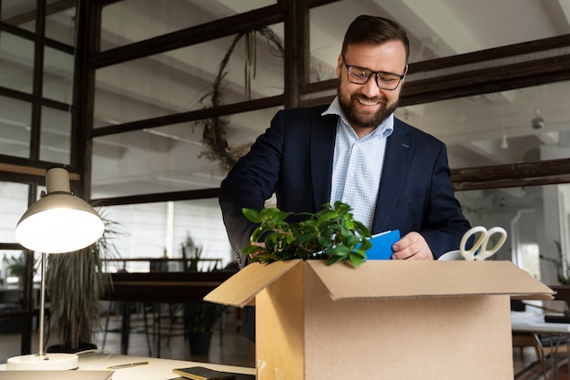 Persona che presenta le proprie dimissioni dal lavoro