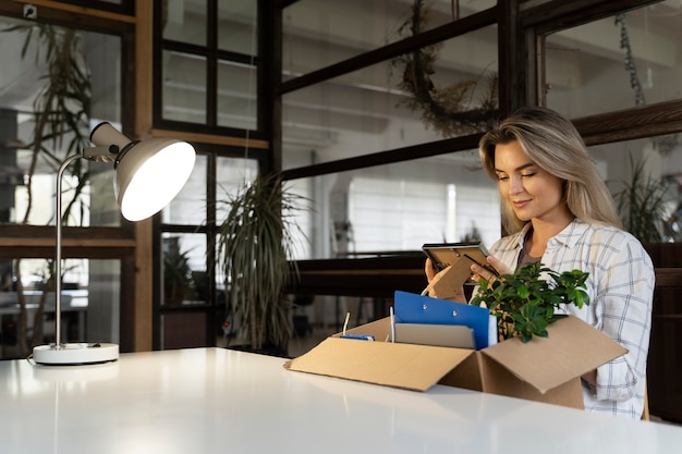 Persona che presenta le proprie dimissioni dal lavoro