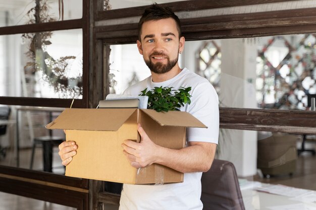 Persona che presenta le proprie dimissioni dal lavoro