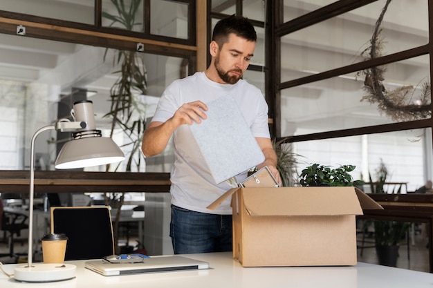 Persona che presenta le proprie dimissioni dal lavoro
