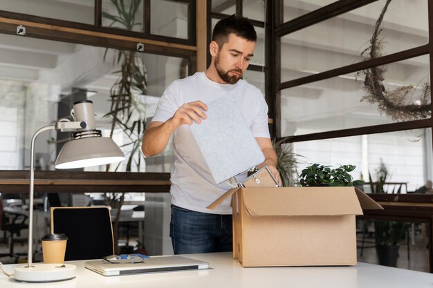 Persona che presenta le proprie dimissioni dal lavoro